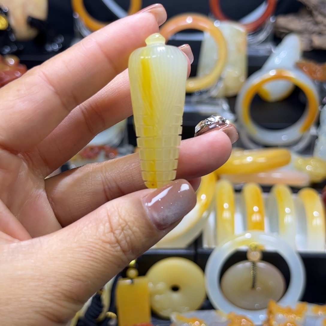 石英质玉（黄龙玉）未镶嵌颈饰