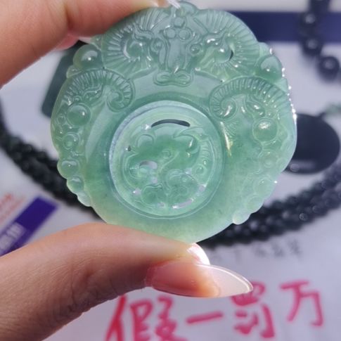 翡翠颈饰未镶嵌天然的A货翡翠