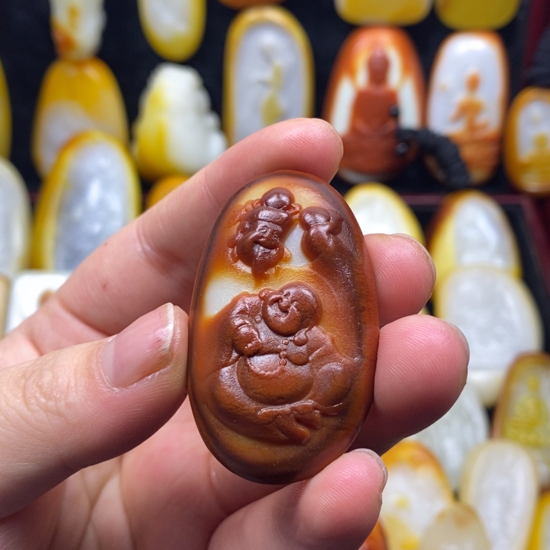 鸽***子和田玉未镶嵌颈饰