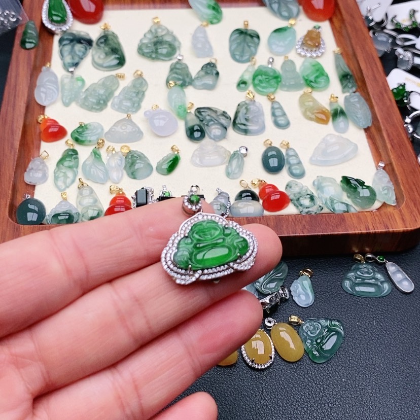 【闪购商品】翡翠吊坠(赠链)银S925镶嵌是***姐吊坠