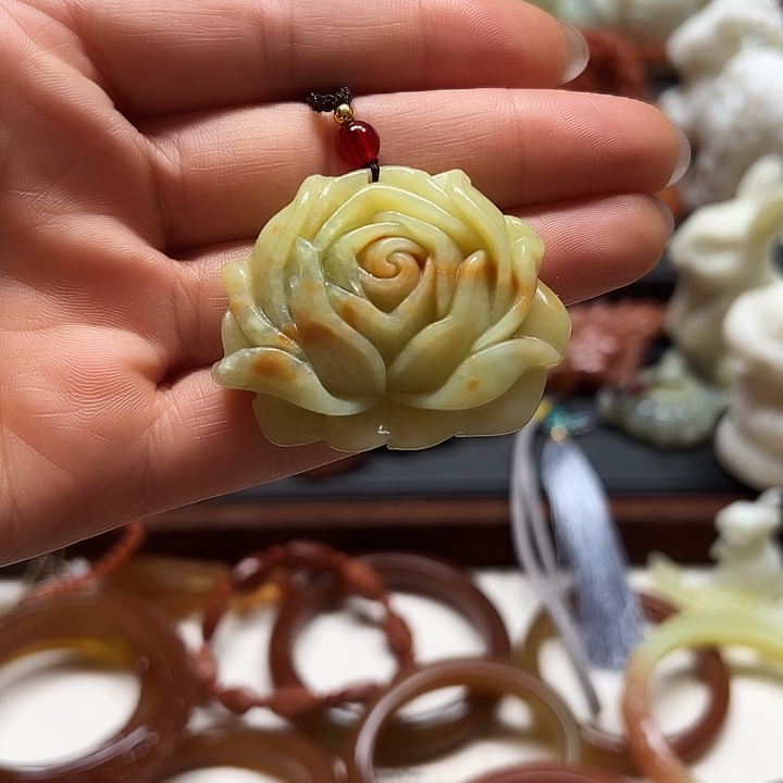 蛇纹石玉吊坠未镶嵌