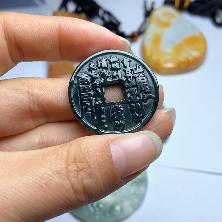 翡翠颈饰未镶嵌翡翠