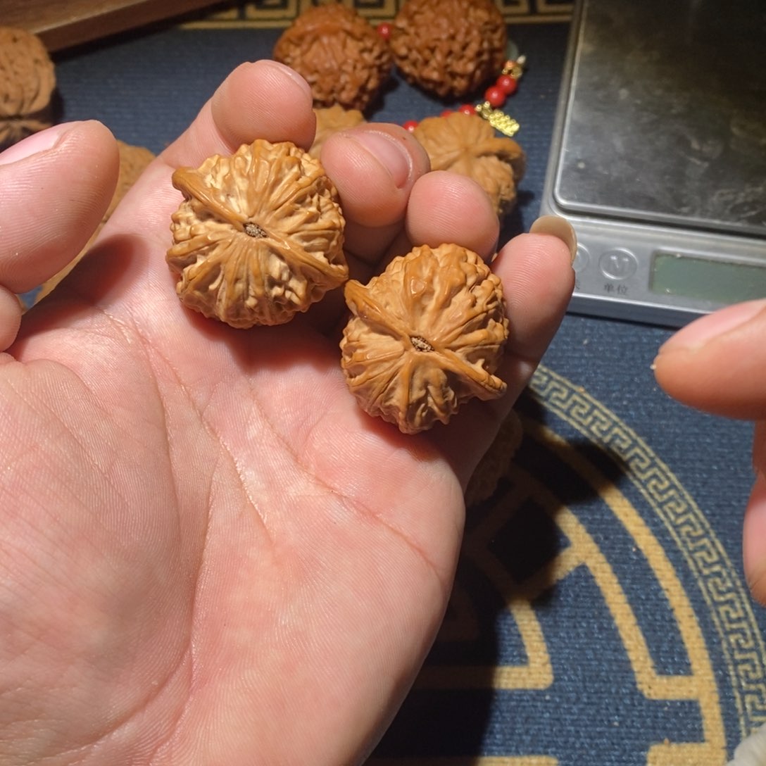 文玩核桃吊坠金牛