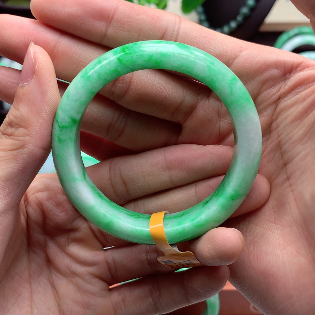 翡翠手镯未镶嵌爱**使缅甸翡翠