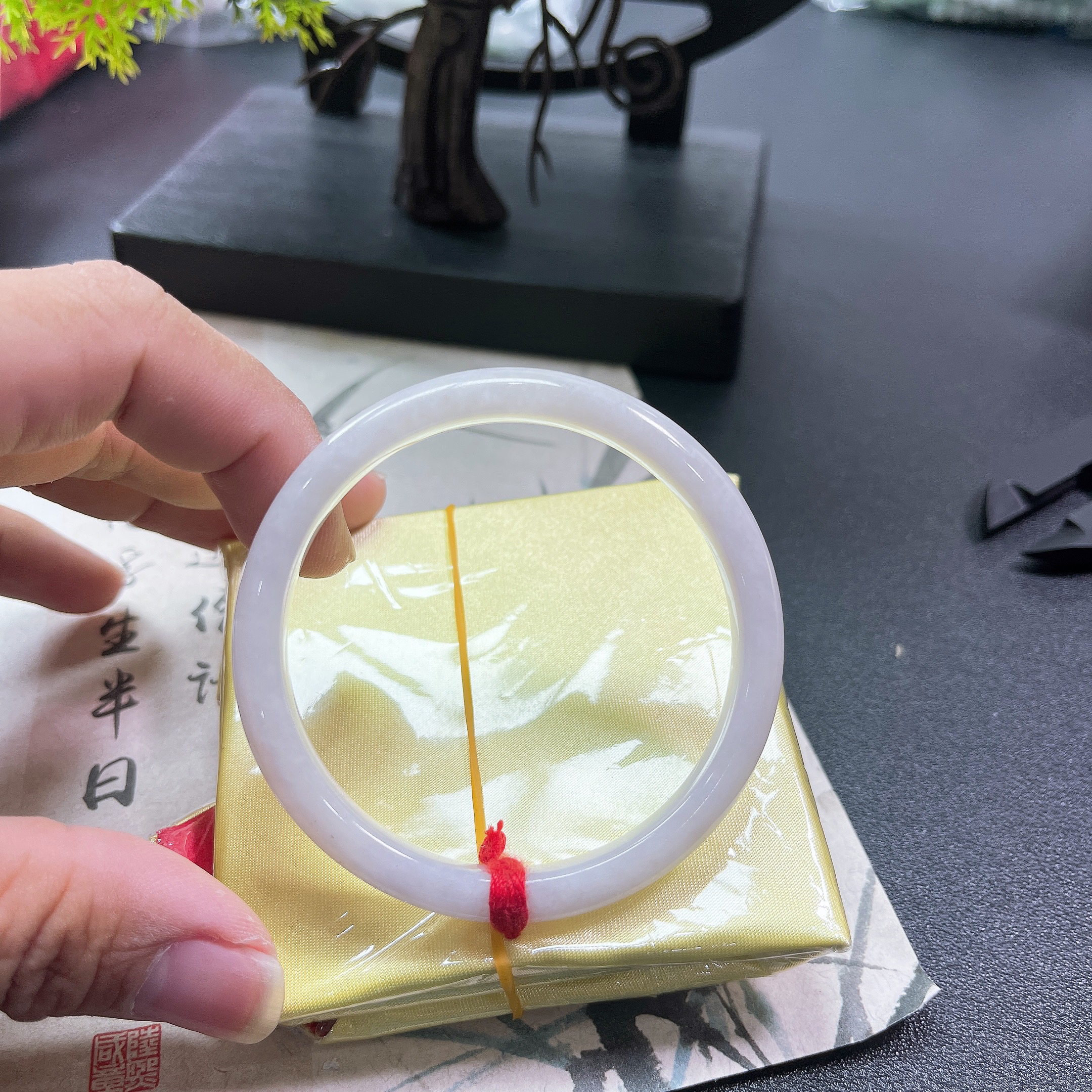 天然缅甸翡翠A货，尺寸55/8.5/6.1高冰淡紫底细条女士高冰精美