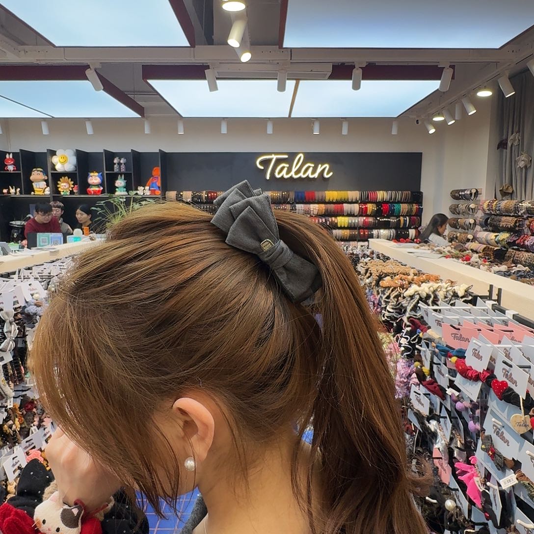 布艺非金属灰色蝴蝶结香蕉夹