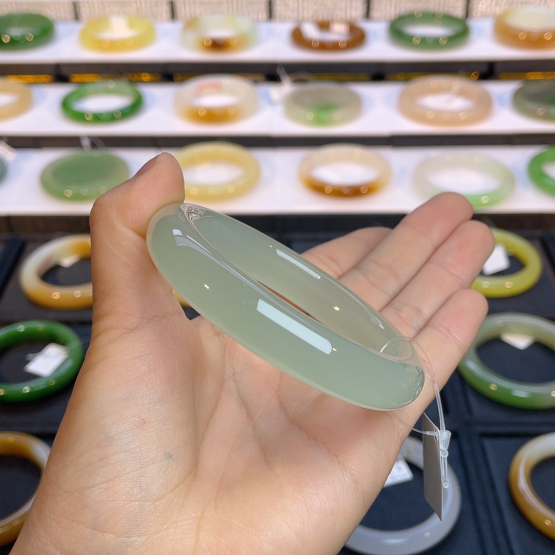 和田玉手镯未镶嵌好*