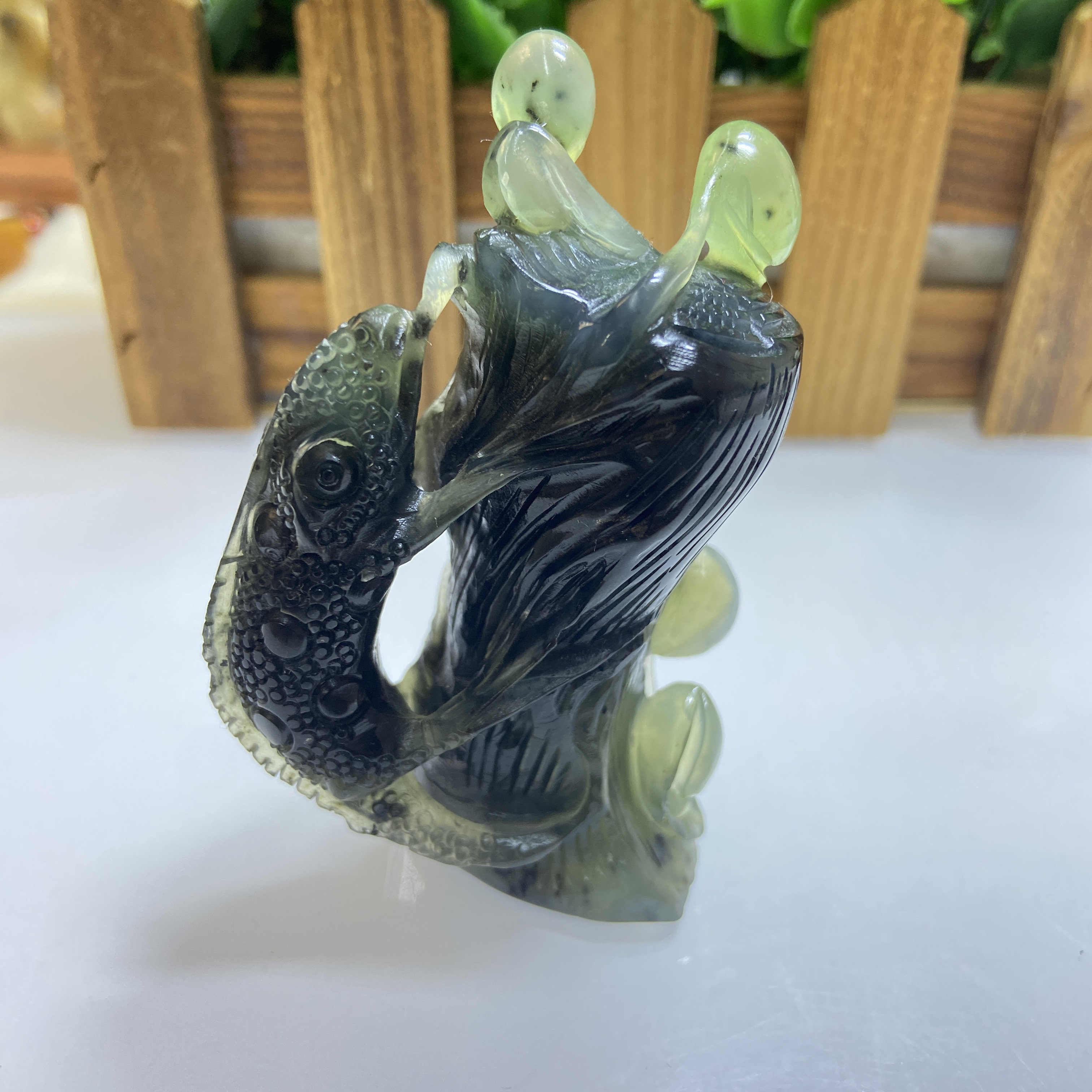 天然岫玉水墨俏色巧雕仿古蜥蜴豆芽发发发手把桌摆