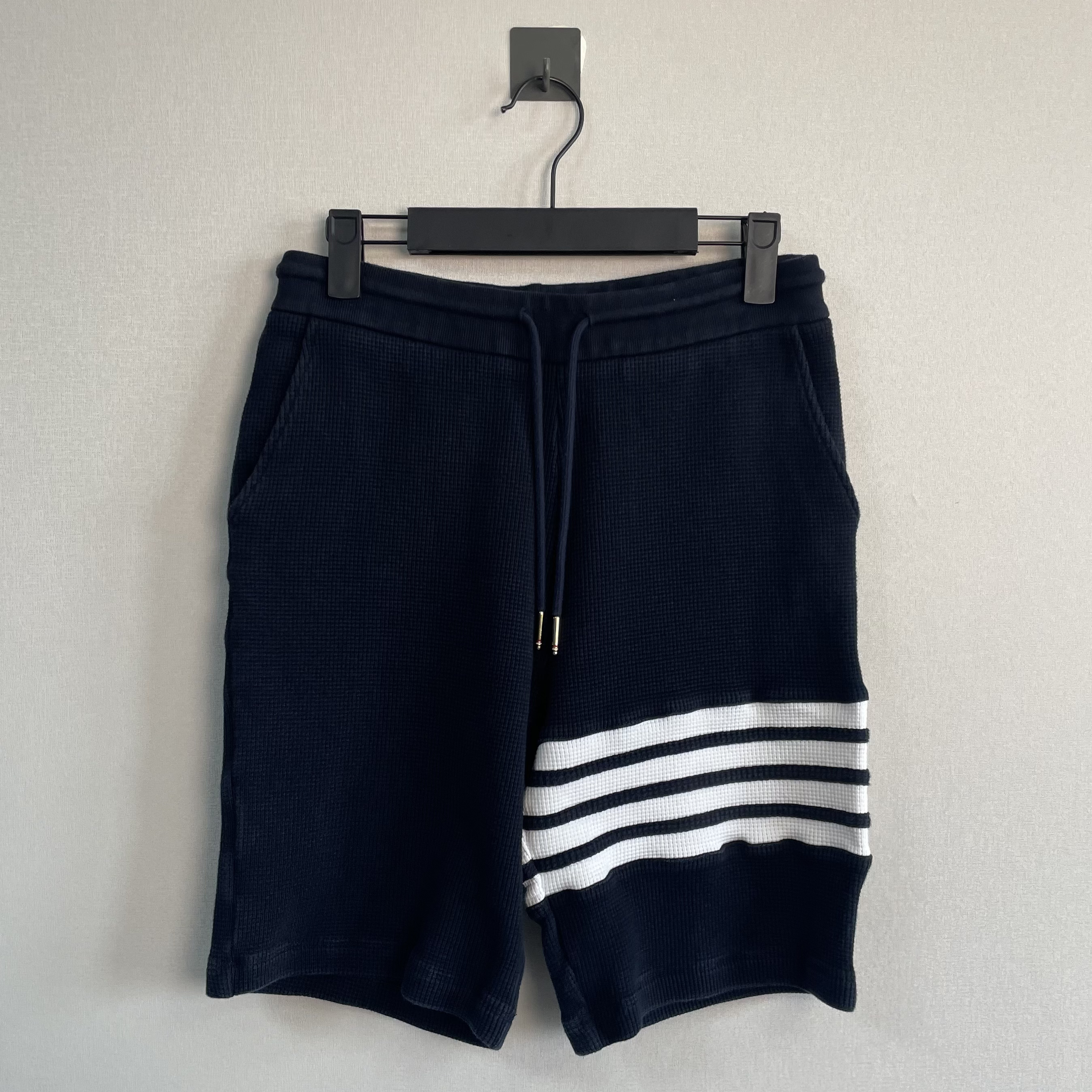 99新 THOMBROWNE 藏青色华夫格四条纹短裤/2码/价8700