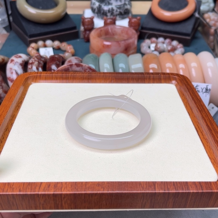 石英质玉手镯未镶嵌