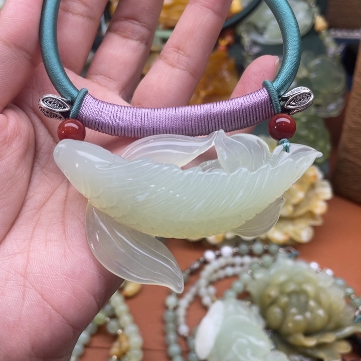 蛇纹石玉吊坠合金