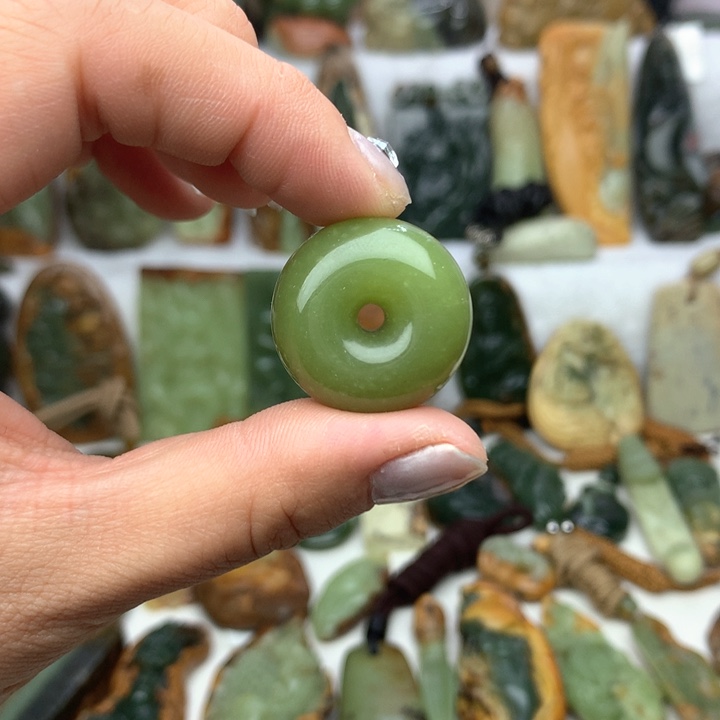 透闪石质玉挂件未镶嵌