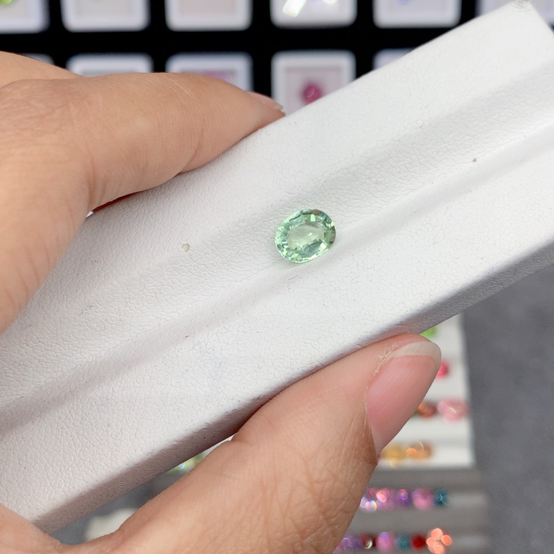 碧玺裸石未镶嵌隐*6.7*8.2mm碧玺