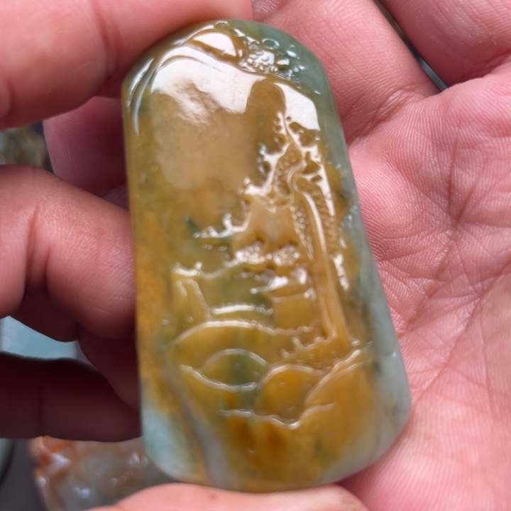 翡翠颈饰未镶嵌山水