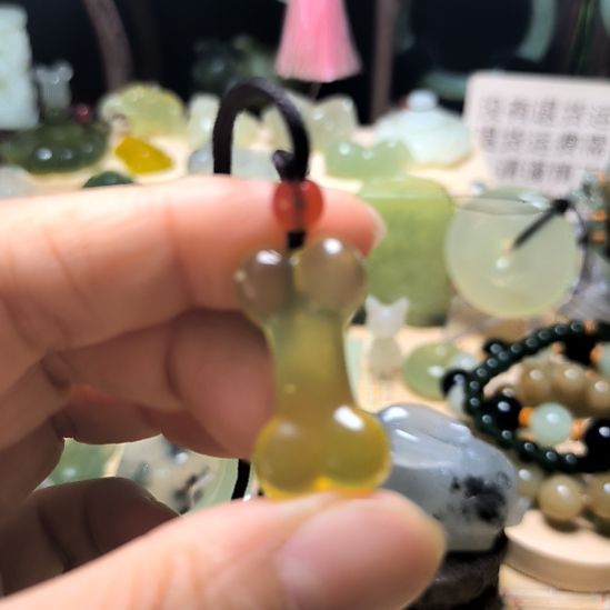 蛇纹石玉未镶嵌颈饰