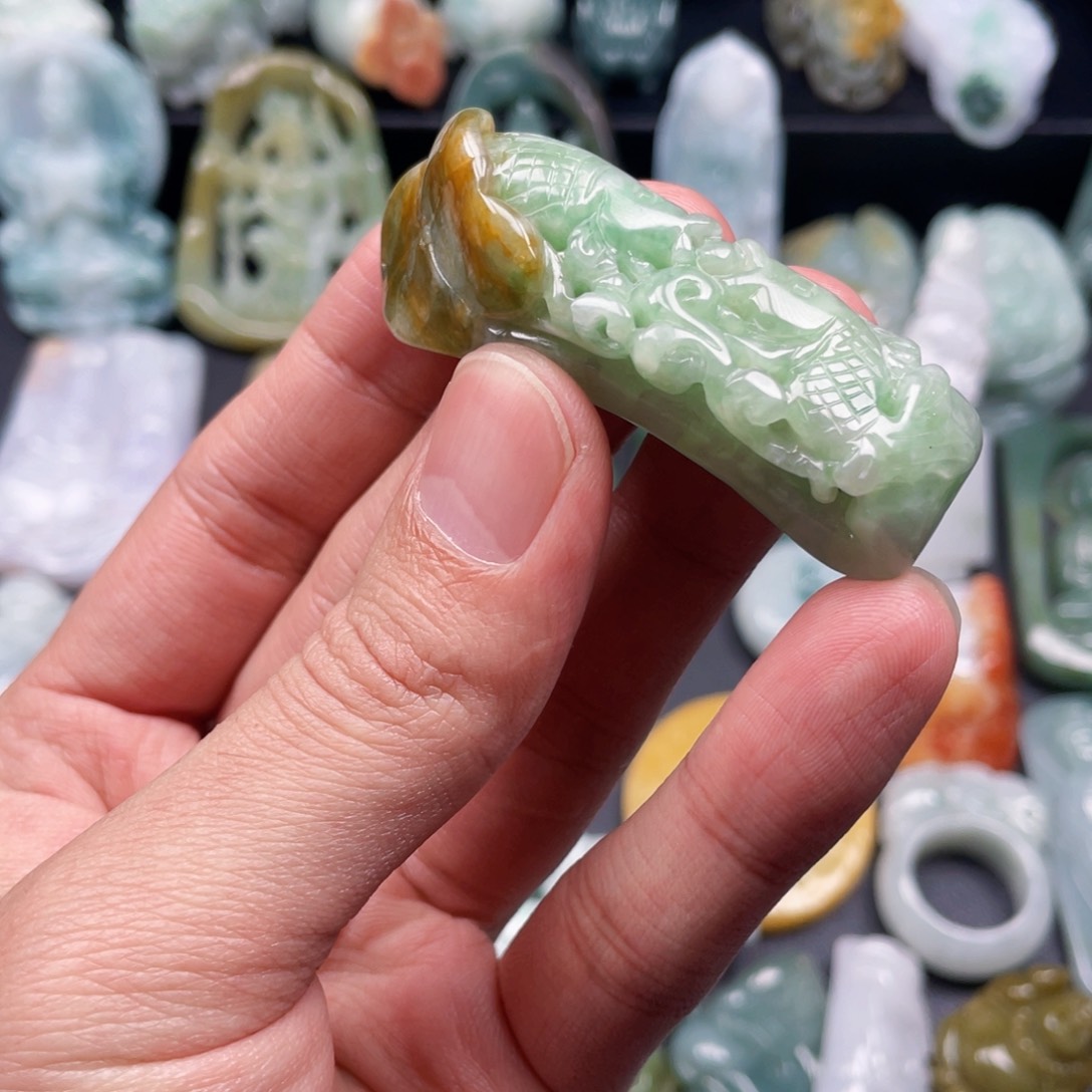颈饰未镶嵌翡翠大****?翡翠