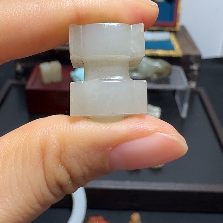 小***跑和田玉未镶嵌颈饰