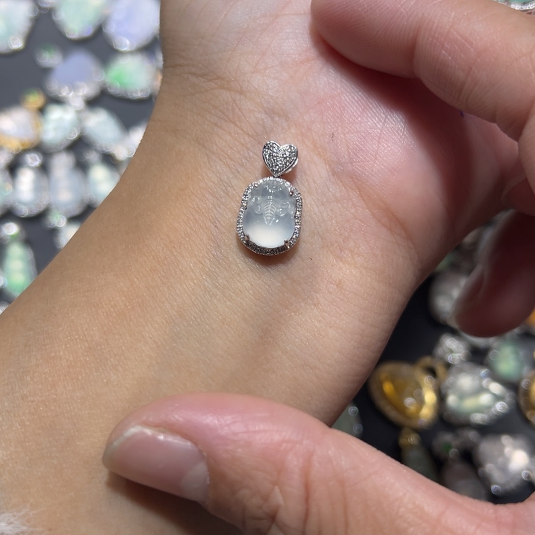 翡翠颈饰18K金镶嵌吊坠