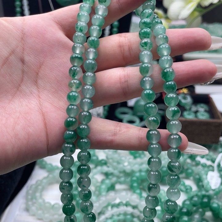 未镶嵌手串石英质玉（非洲翠）轻微矿点