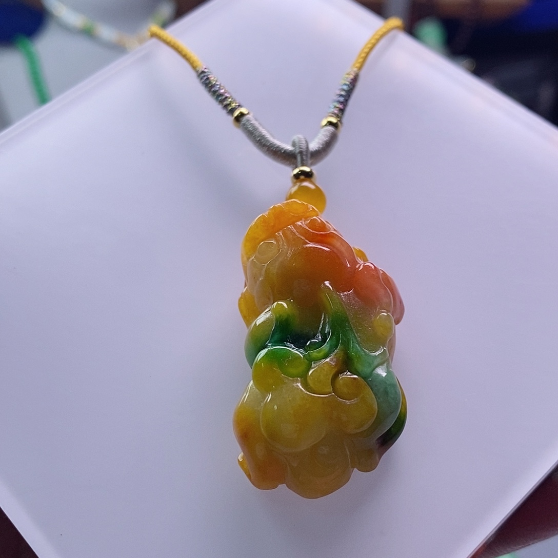 翡翠未镶嵌吊坠(赠链)