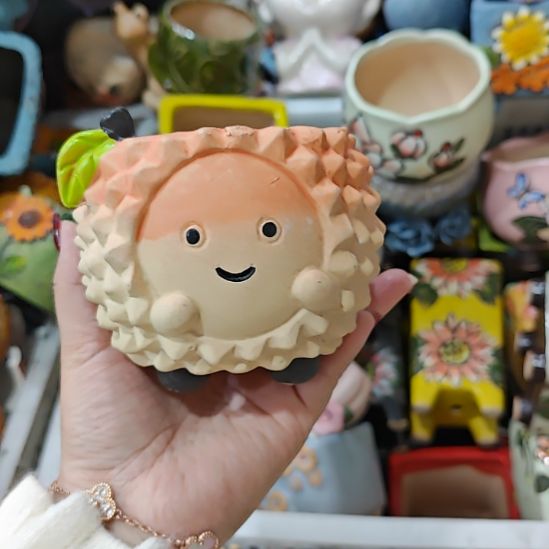 当场拍满15元发货不凑不发，花盆盆口不方不圆有针孔黑点是正常的，