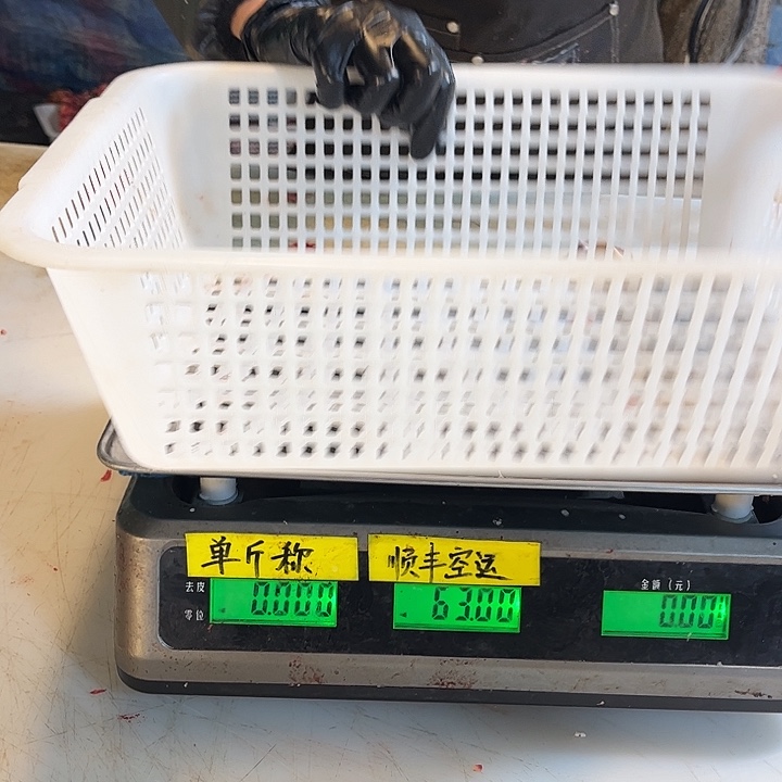 莉***18中国大陆但法国红酒抱抱