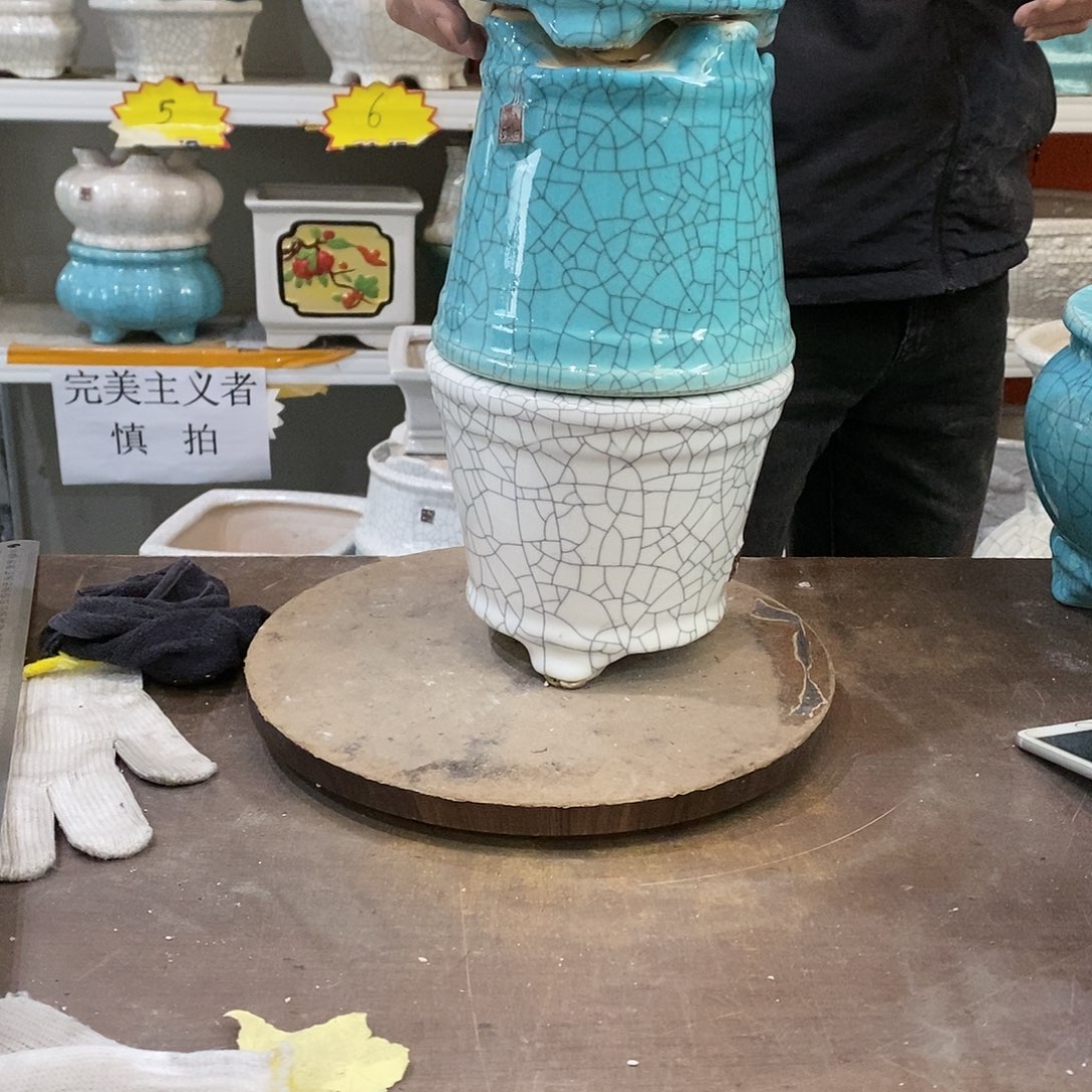 花盆花盆里放满鲜花