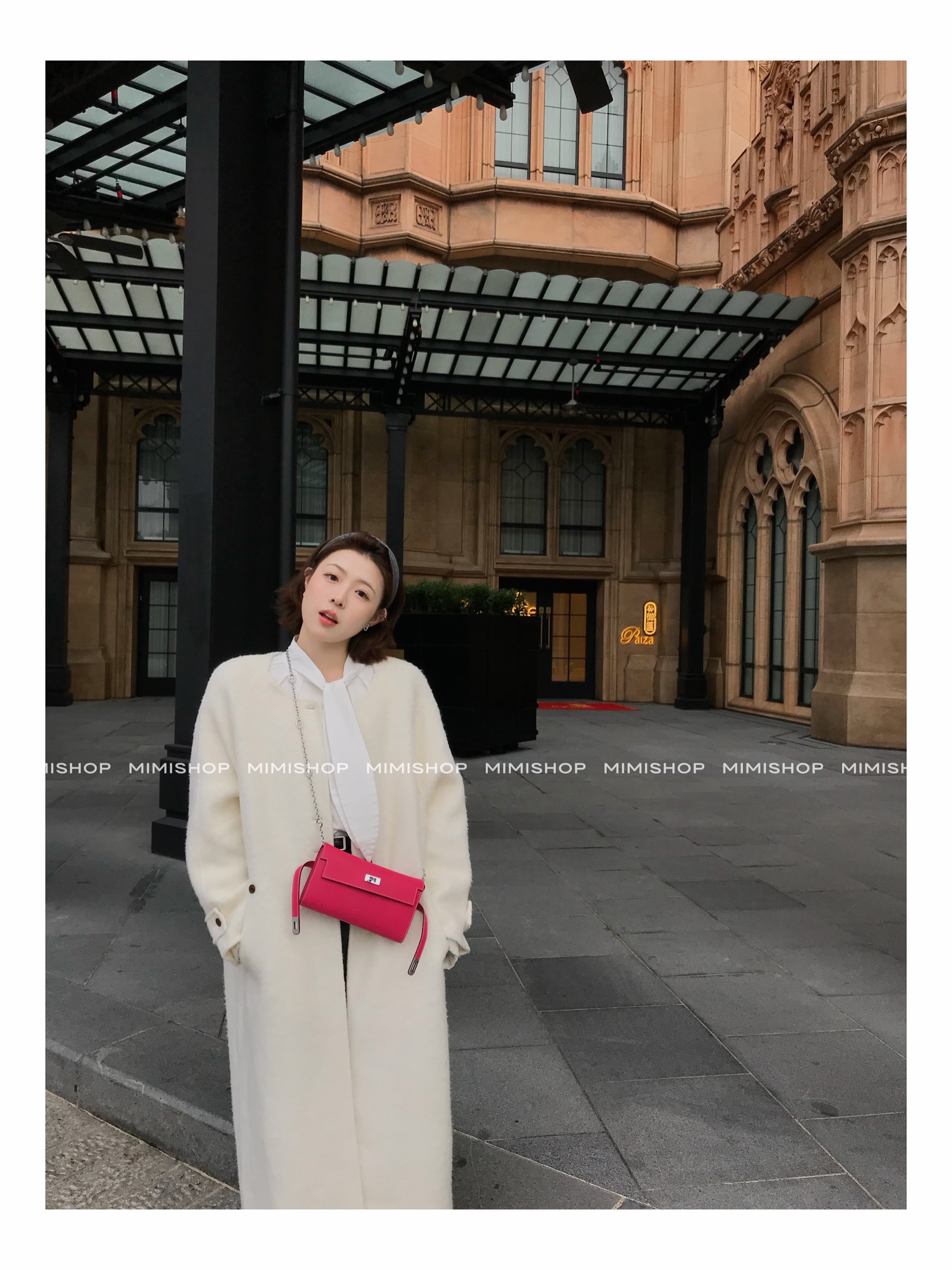 一件慢工出细活的白色大衣