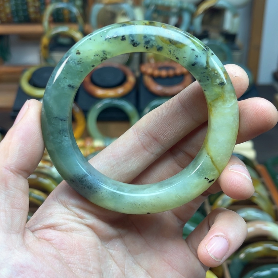 蛇纹石玉手镯未镶嵌盗****芹