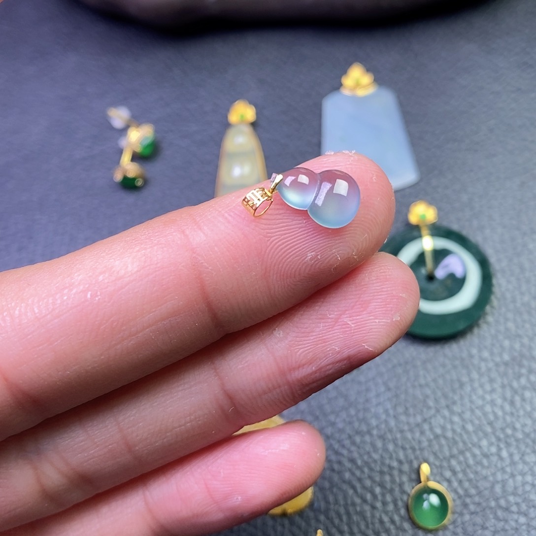 颈饰18K金镶嵌翡翠