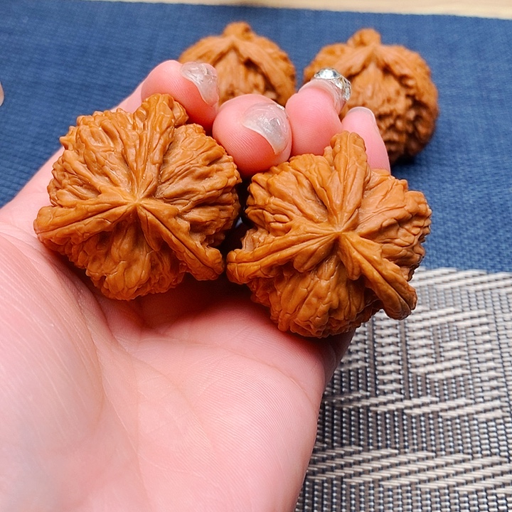 劉***文玩核桃吊坠三棱