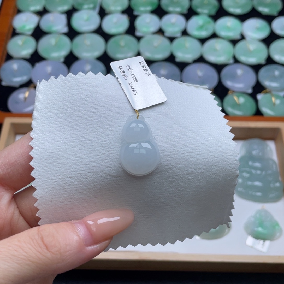 翡翠未镶嵌颈饰葫芦