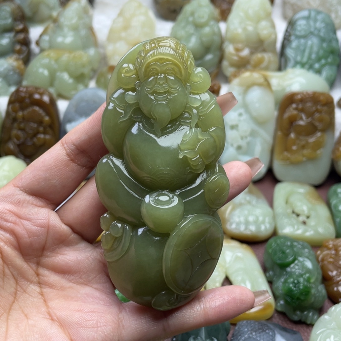 毛***熊和田玉未镶嵌颈饰