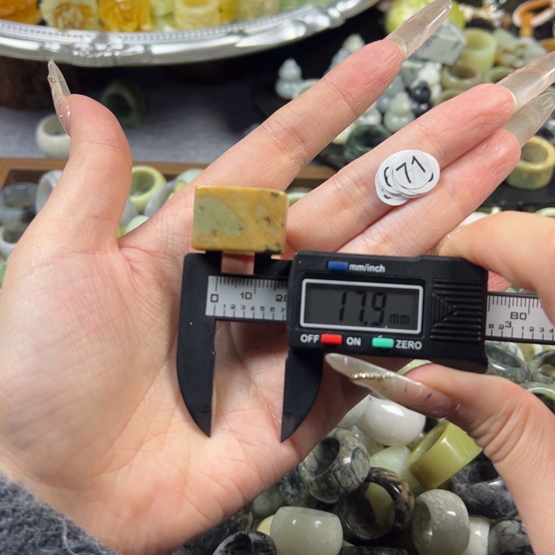 蛇纹石玉未镶嵌戒指