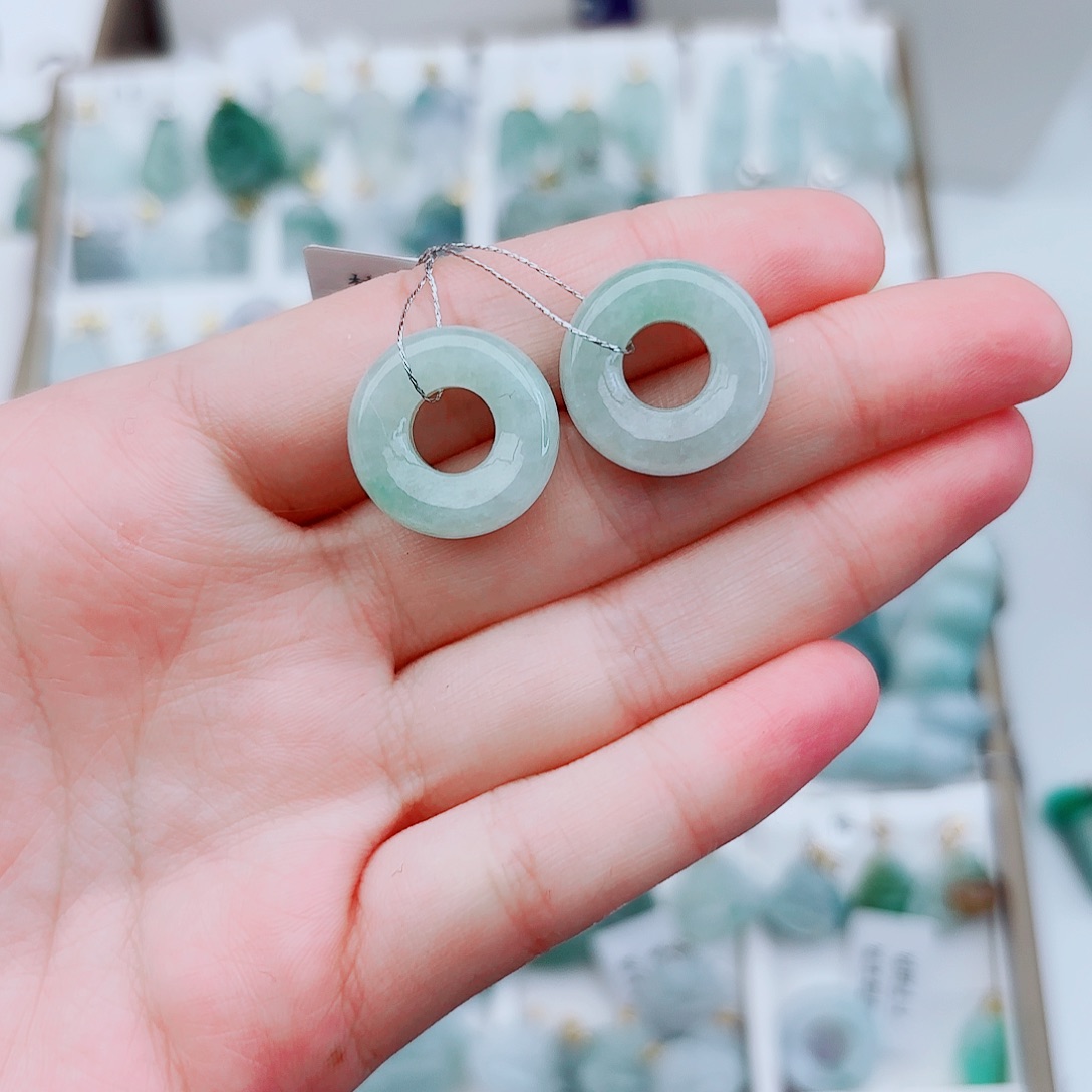 翡翠颈饰未镶嵌芸****甜甜圈