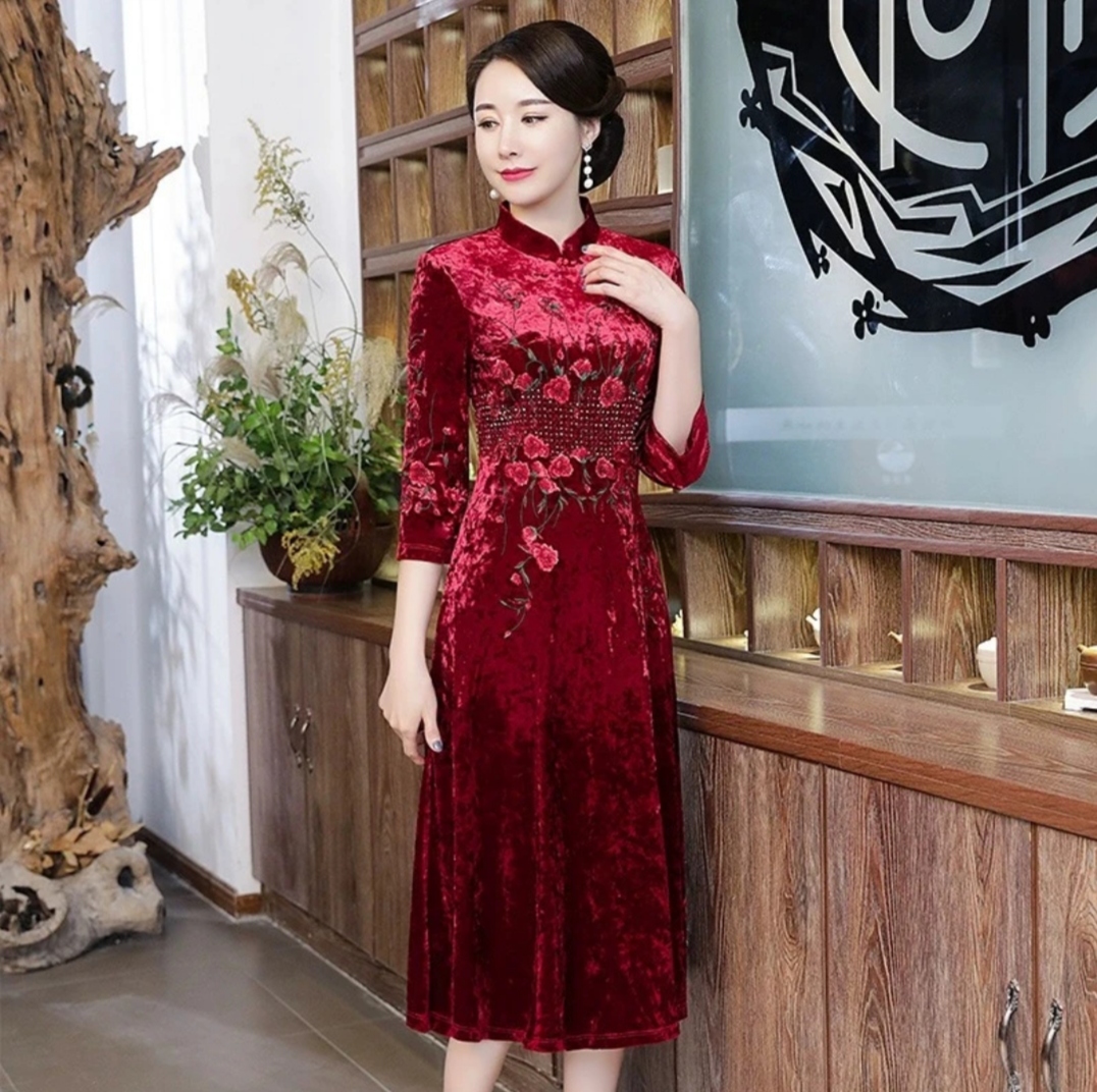 春秋冬新款钻石绒酒红色钉珠绣花高贵年轻妈妈婆婆改良旗袍裙