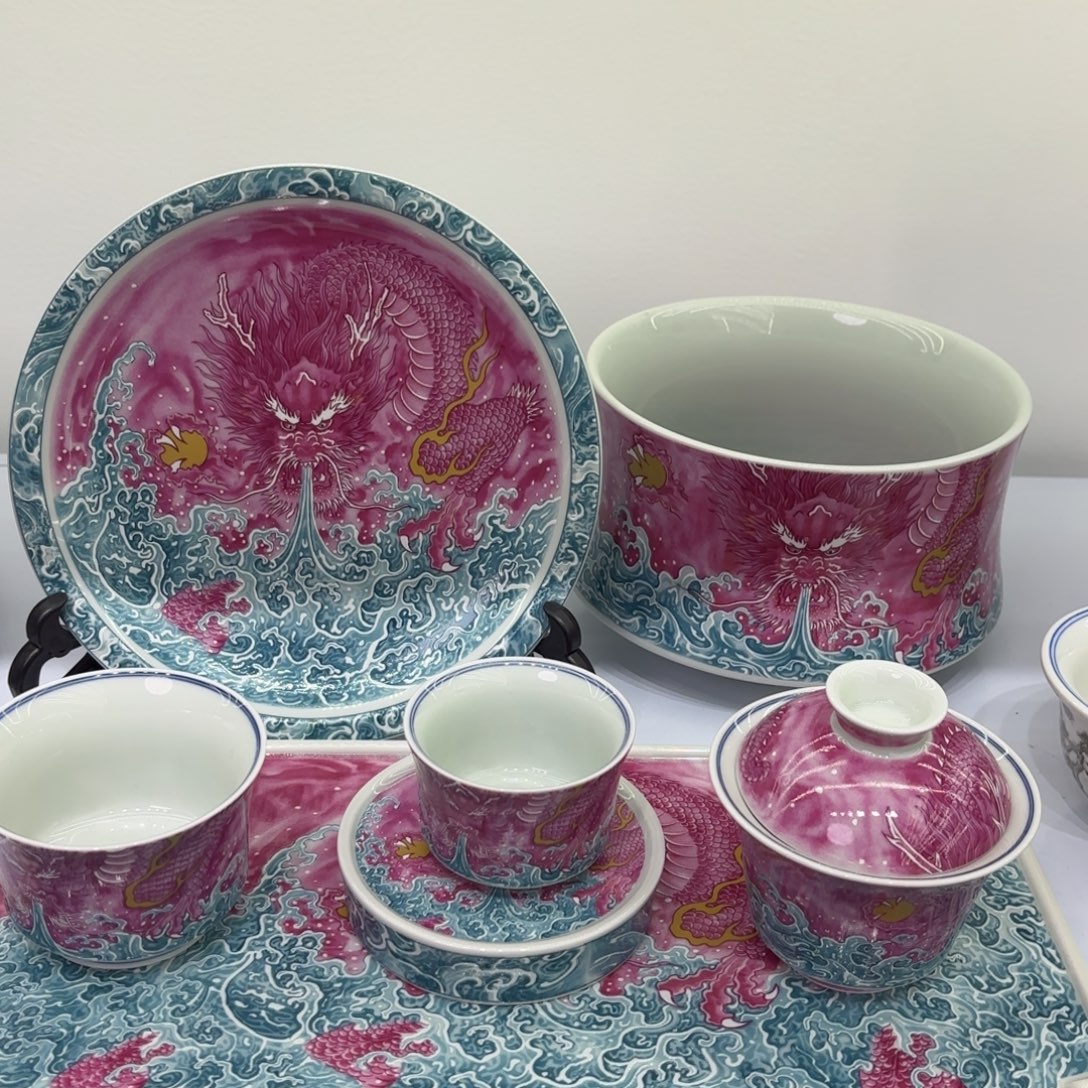 白***在景德镇陶瓷七件套