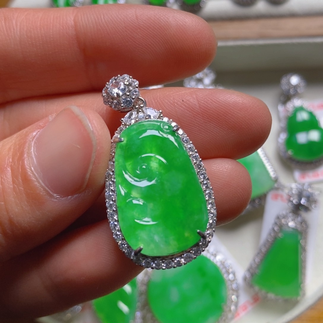 翡翠颈饰银S925镶嵌如意吊坠