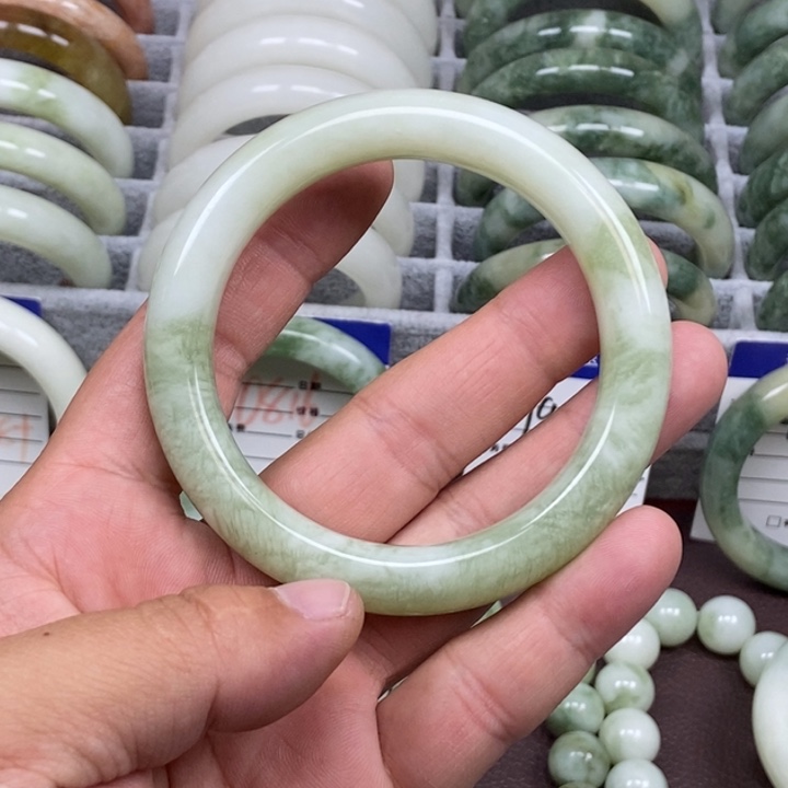是***吖蛇纹石玉未镶嵌手镯