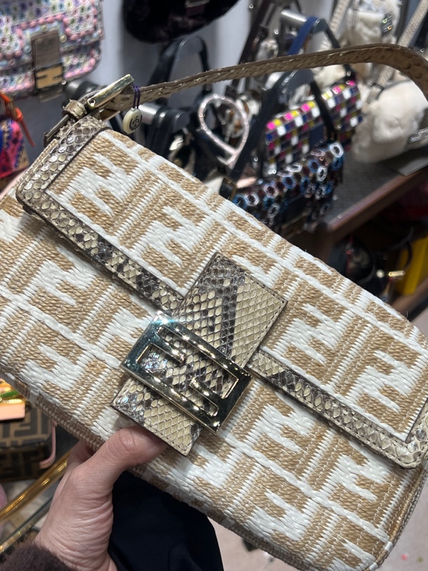 95新 FENDI/芬迪 fendi拉菲草老花法棍单肩包