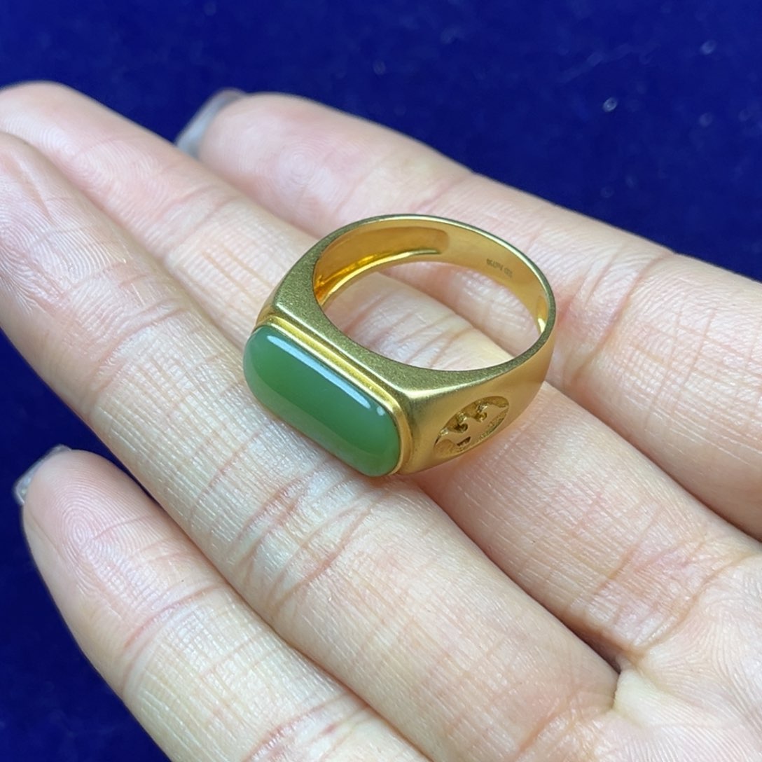 18K金镶嵌戒指和田玉小*仑