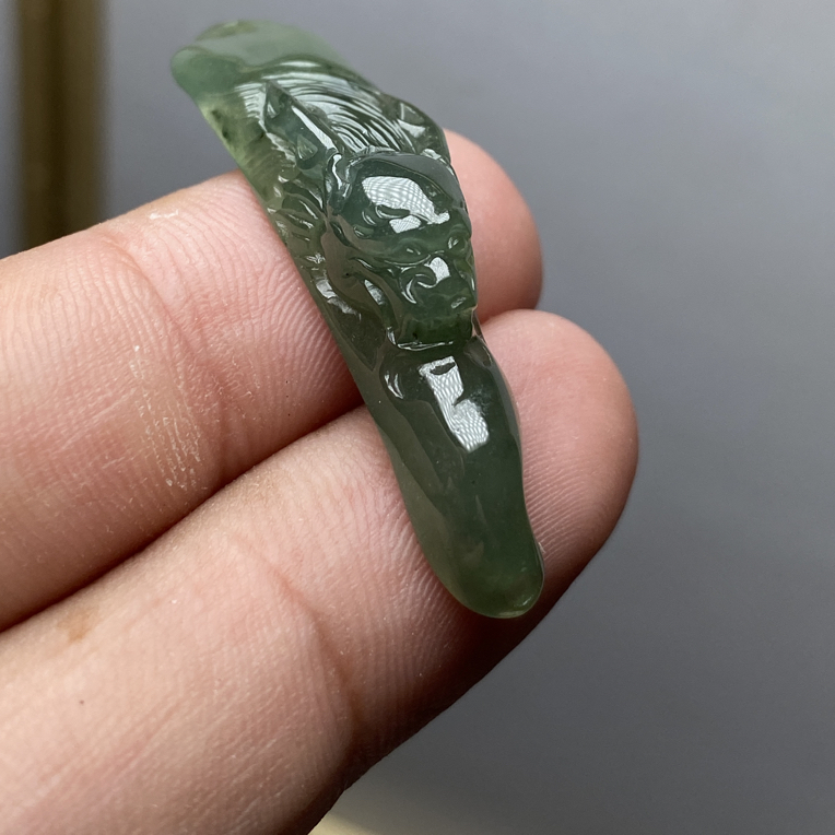 天然翡翠A货.龙手牌.尺寸40.6-10.5-8.1