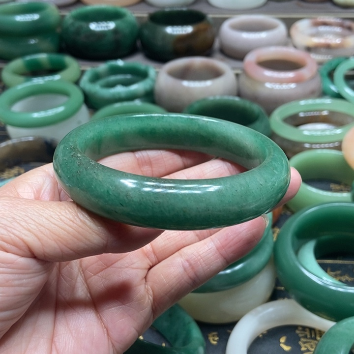 石英质玉手镯未镶嵌l****5