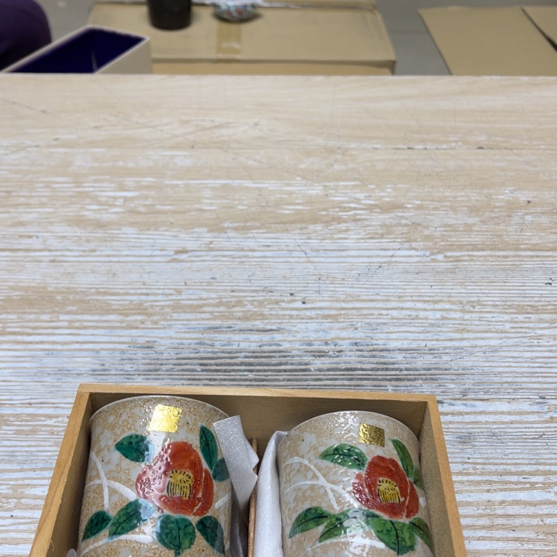 瓷片密密麻麻地排列着一个