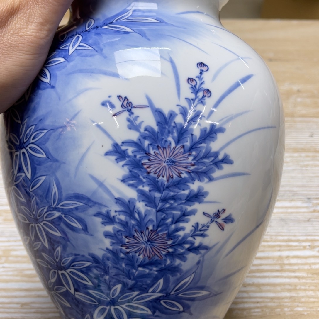 瓷片密密麻麻地排列着一个