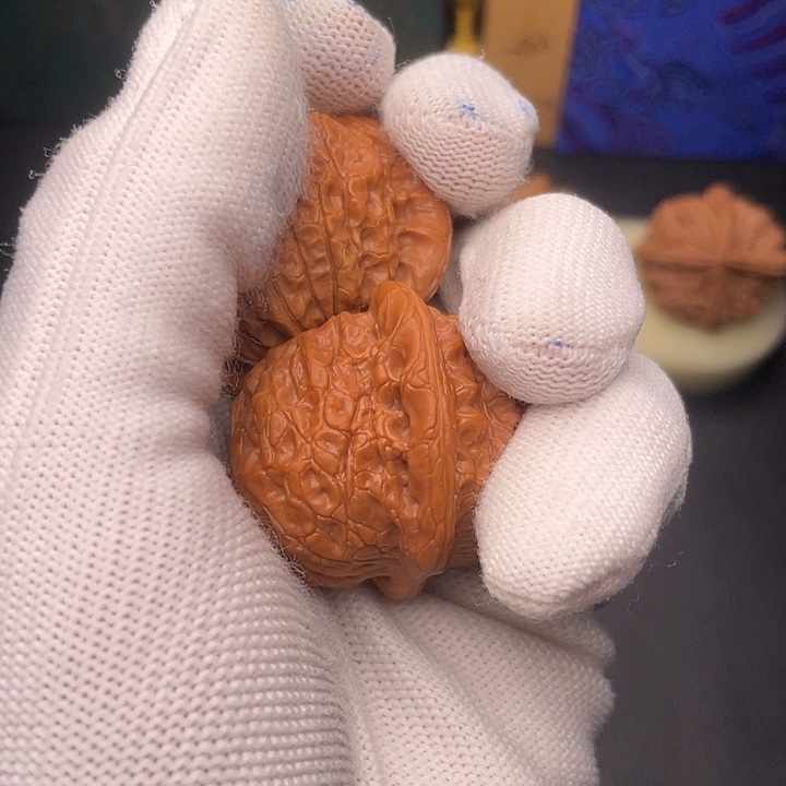 文玩核桃吊坠血麒麟