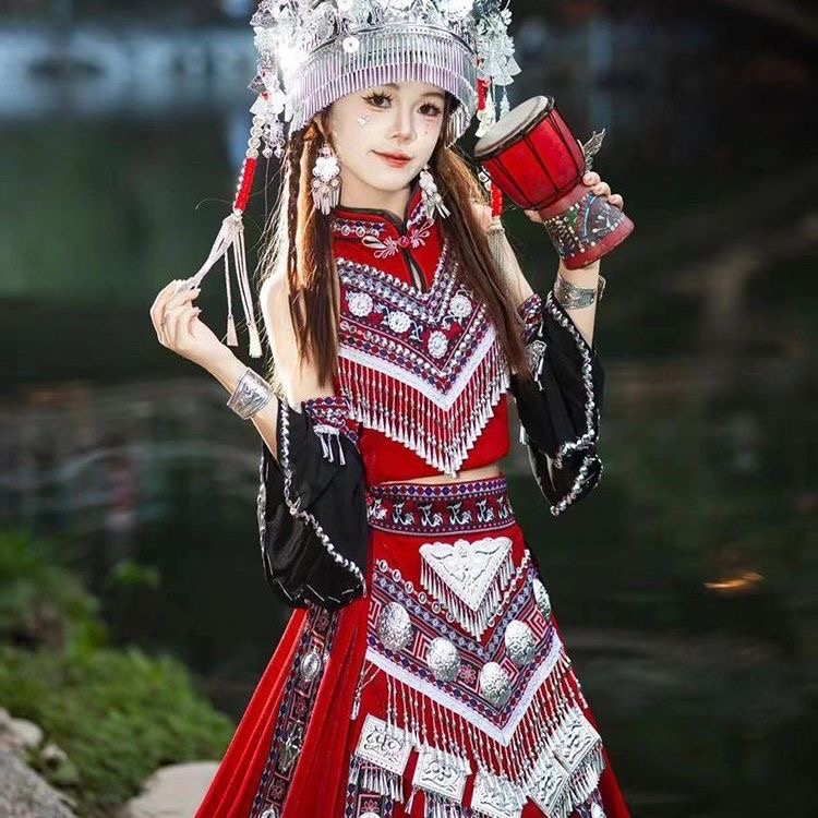 苗族少女民族服装适合旅拍摄影与舞台演出