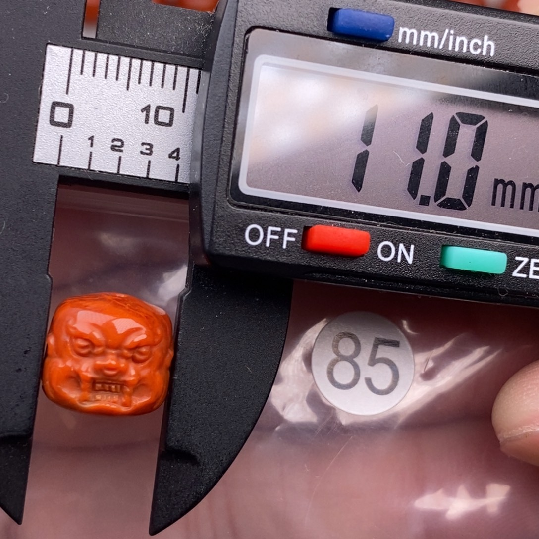 南红玛瑙未镶嵌配饰有瑕疵