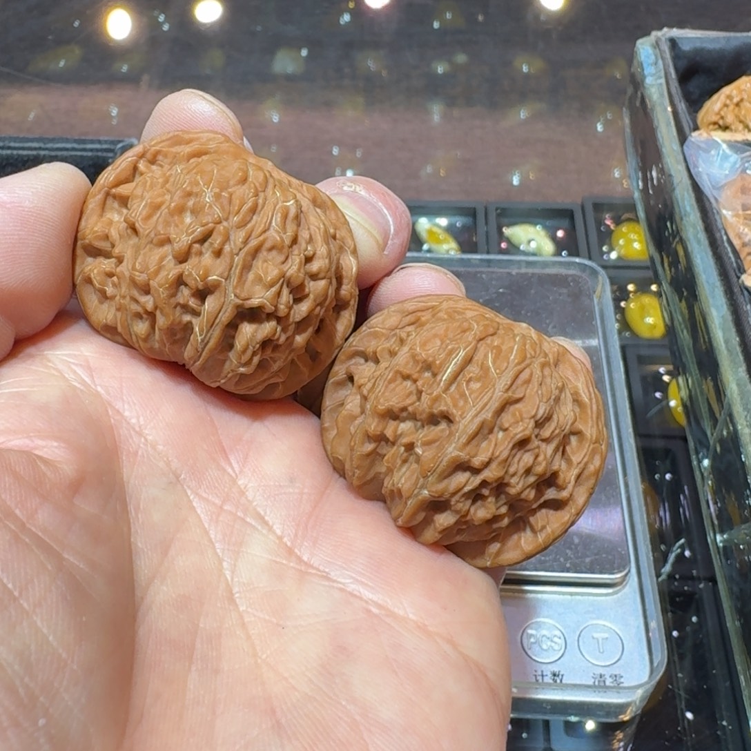 文玩核桃吊坠正磨