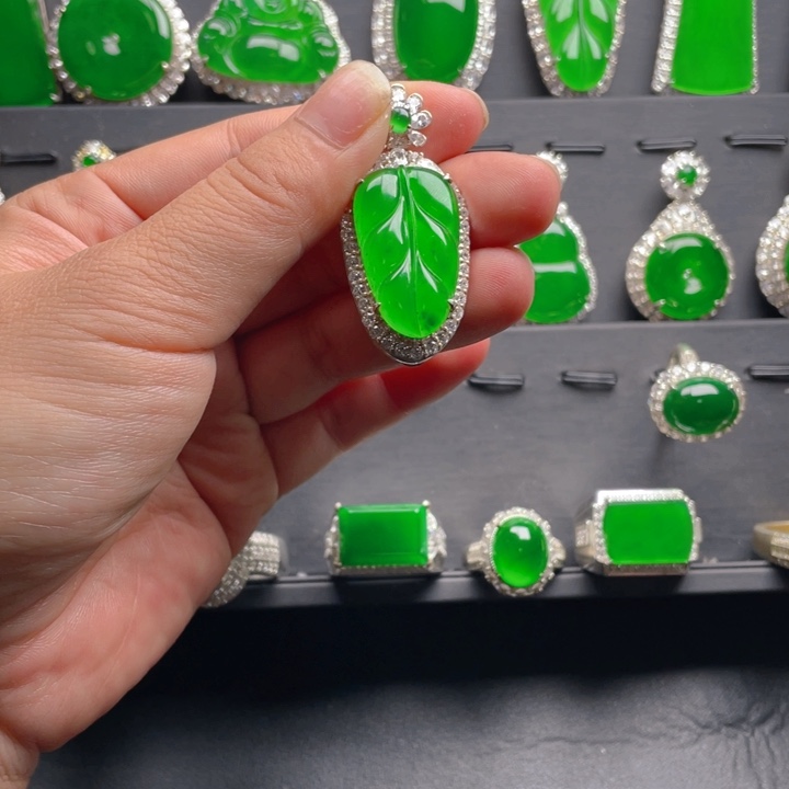 翡翠颈饰银S925镶嵌翡翠吊坠